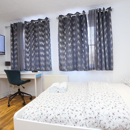 Fabulous Room With En-Suite Bathroom And Shared Kitchen Thamesmead  Bagian luar foto