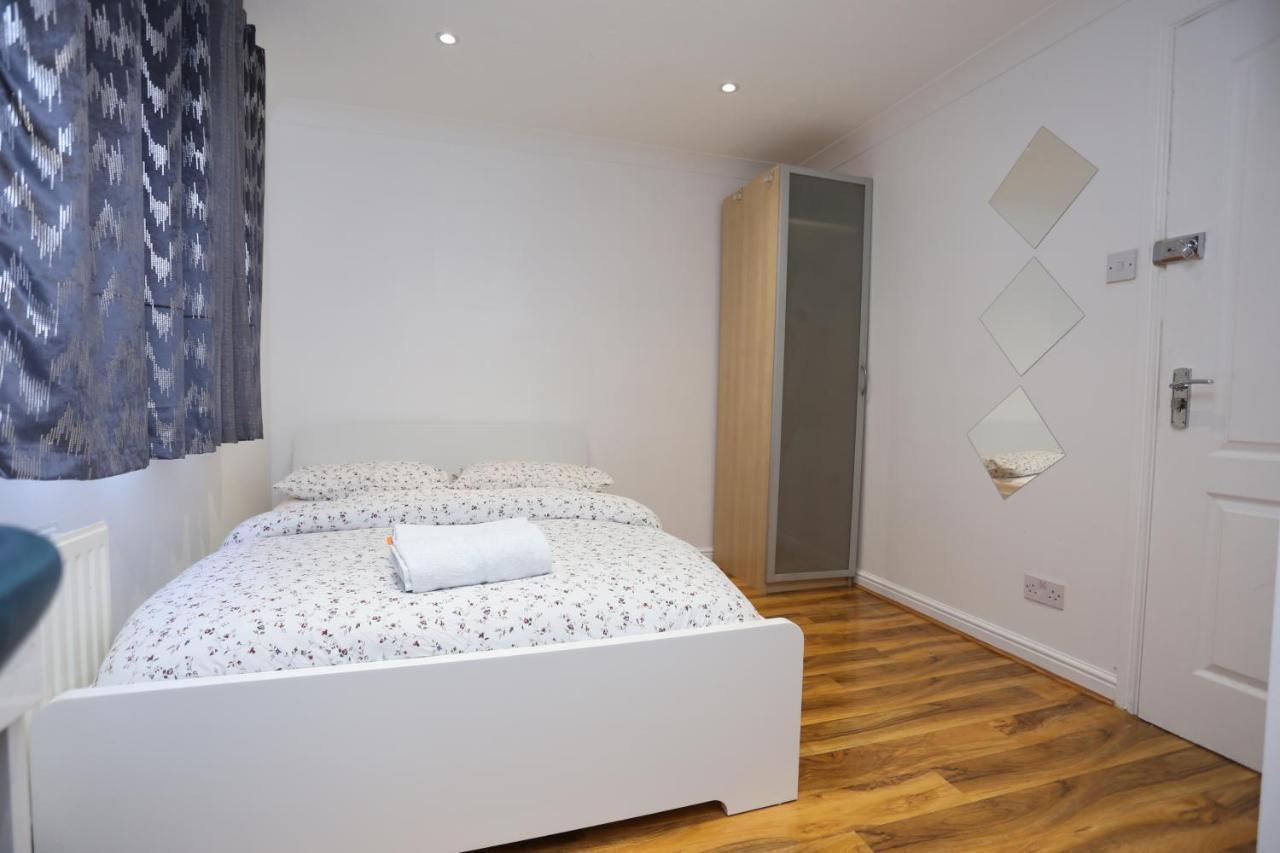 Fabulous Room With En-Suite Bathroom And Shared Kitchen Thamesmead  Bagian luar foto