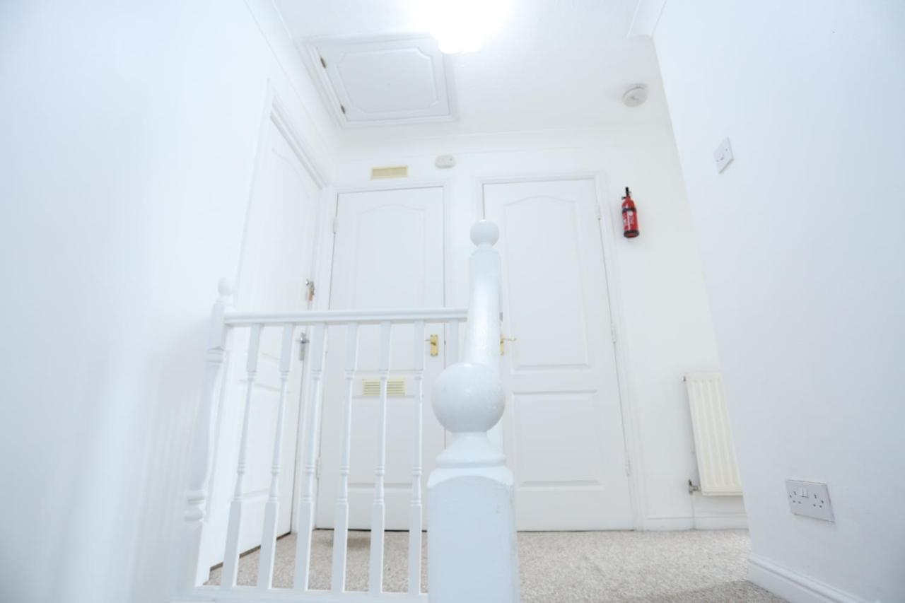 Fabulous Room With En-Suite Bathroom And Shared Kitchen Thamesmead  Bagian luar foto
